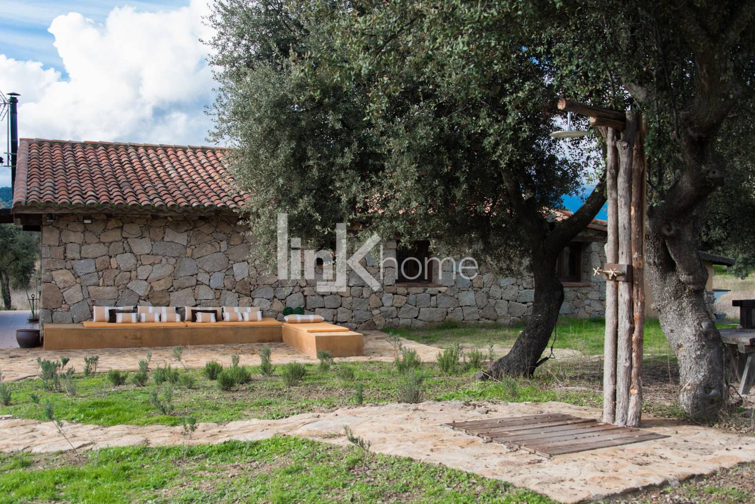 Zona de ducha y descanso al aire libre